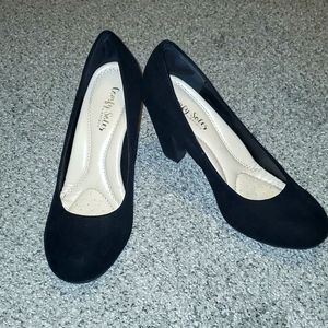 Classic black pumps size 7.5
